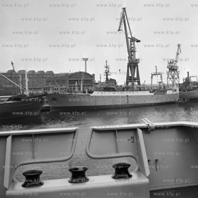 Statki Tucana i Cerma Lady stoją przycumowane do nabrzeża...