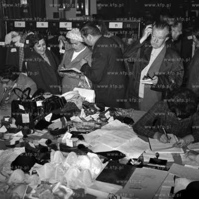 Giełda towarowa w Domu Rzemiosła w Gdyni. 
12.09.1971
wrzesien1971_z.kosycarz_p30
Fot....