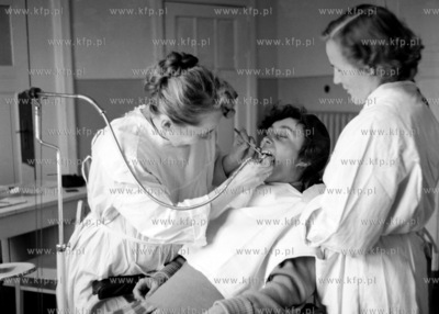 W gabinecie stomatologicznym. (lata60).19650008097zFot....