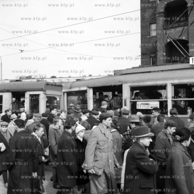 Przystanek tramwajowy na Podwalu Grodzkim. (lata60).
1968
0002283z
Fot....