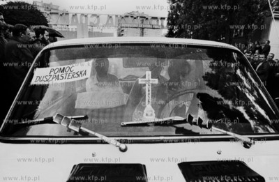 Strajk w Stoczni Gdanskiej im Lenina. Nz. samochod...