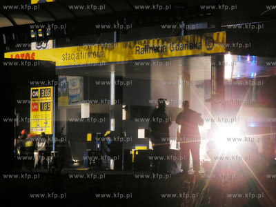 Akcja strazy pozarnej na stacji benzynowej Rafinerii...