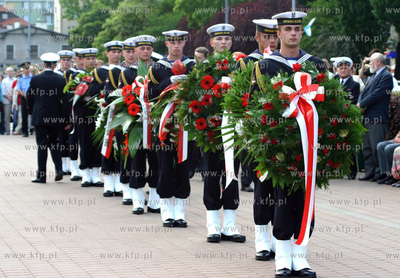 Zlozenie kwiatow i wiencow na plycie Marynarza Polskiego...