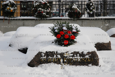 Pokryty sniegiem grob Ks. Jerzego Popieluszki przy...