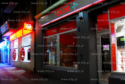 Gdynia. Ul. Swietojanska noca. Nz. Fortis bank

14.03.2007

Fot....