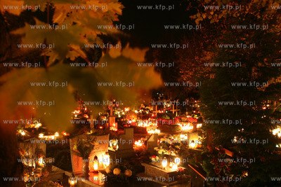 Swieto Wszystkich Swietych na cmetarzu w Kolobrzegu.
01.11.2008
Fot....