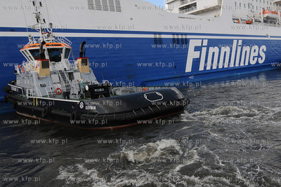 Gdynia. Do nabrzeza w Baltyckim Terminalu Kontenerowym...