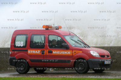 Gdynia Silne wiatry o sile 10 stopni w Skali Beauforta...