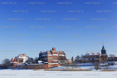 Zimowa architektura zamku malborskiego. Widok na zamek...