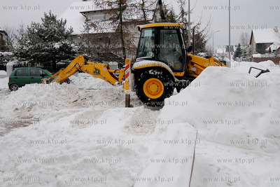 Rumia. Obfite opady sniegu sprawily, ze male osiedlowe...