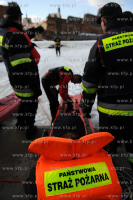 Gdansk. Przystan Jachtowa. Cwiczenia, na zamarznietej...