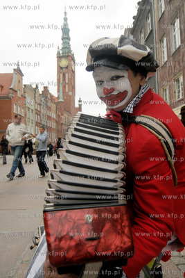 Gdansk ul. Dluga. Clown Aleksander gra na akordeonie.
15.05.2010
Fot....