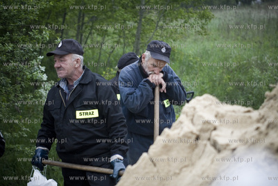 Tyniec. Umacnianie przeciekajacych walow przeciwpowodziowych...