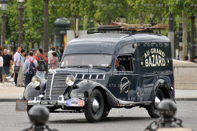Przejazd ulicami Paryza zabytkowych i unikalnych samochodow...