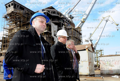 Minister Skarbu Aleksander Grad (nz w srodku) odwiedzil...