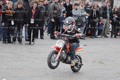 Piotr Zalewski 7-letni motocyklista z Olsztyna popisuje...