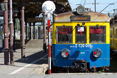Kolejki SKM z ulotka informacyjna o poparci dla strajku...