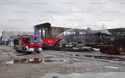 Gdansk. Dogaszanie pozaru na terenie Stoczni Gdanskiej...