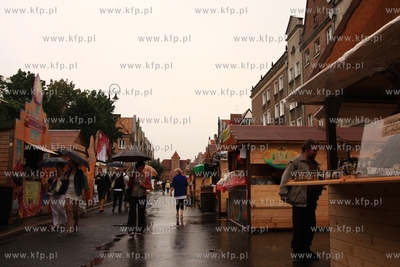 Czeste opady nie pozwalaja w pelni cieszyc sie trwajacym...