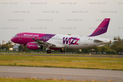 Gdansk, Rebiechowo. Nz. Airbus A320 Wizzair. 10.09.2012...
