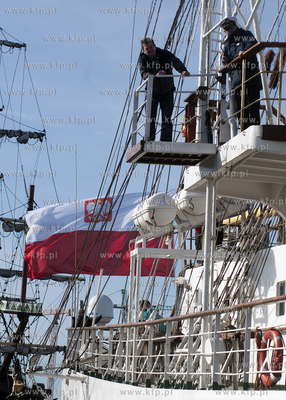 Dar Mlodziezy wyplywa w pierwszy w tym roku rejs szkoleniowy....