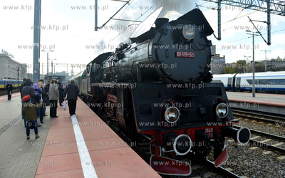 Przejazd pociagiem specjalnym, ciagnietym przez parowoz...