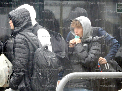 Młodzież spożywa produkt z szaszetki na przystanku...