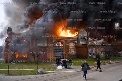 Pożar hali dawnych Zakładów Naprawczych Taboru Kolejowego...