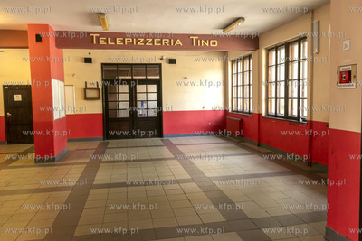 Kasy biletowe i poczekalnia na dworcu PKP w Pruszczu...