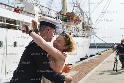 Dar Młodzieży wpływa do Nabrzeża Pomorskiego w...