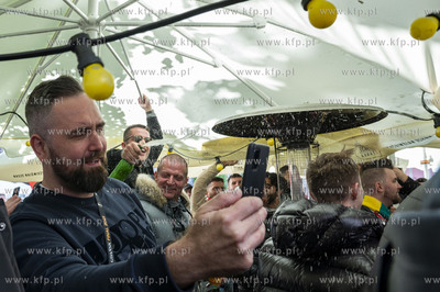 Kibice Manchester United bawią sie na ul. Długi Targ...