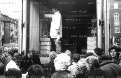 Handel obwozny przy Hali Targowej w Gdansku. 1989 Fot....