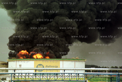 Pozar jednego ze zbiornikow Rafinerii Gdanskiej.3.05.2003fot....