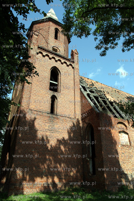 Zabytkowy, opuszczony kosciol w Gnojewie, woj. pomorskie....