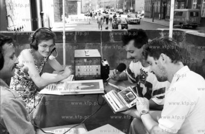 Letnia redakcja Radia Gdanska na przedprozu restauracji...