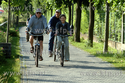 Lech Walesa na rowerze z dziennikarka Super Expressu...