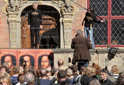 Gdansk. Dlugi Targ. Happening pt Aktorzy Przyjechali...