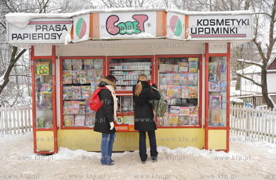KIosk z prasa, kosmentykami i upominkami na dworcu...