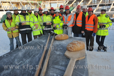 Pierwszy chleb na budowanym na mistrzostwa europy gdanskim...