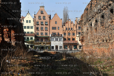 Gdansk. Widok na Dlugie Pobrzeze z Wyspy Spichrzow....
