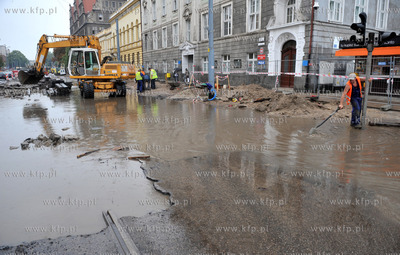 Gdansk podczas ulewy. Nz. Remontowana ulica i torowisko...