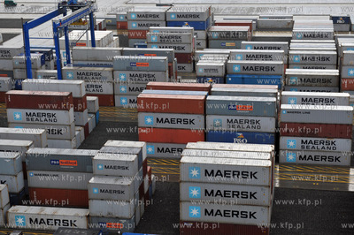 Kontenery wyladowane z Maersk Elba, jednego z najwiekszych...