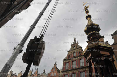 Gwaltowana burza, ktora przeszla nad Gdanskiem uniemozliwila...