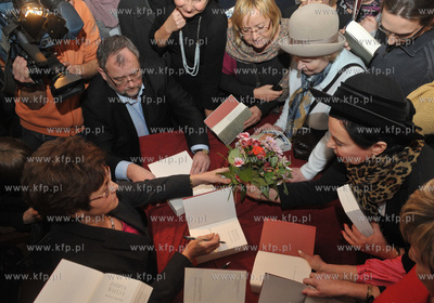 Promocja ksiazki Danuta Walesa marzenia i tajemnice....