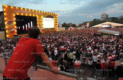 Gdansk. Mistrzostwa europy w pilce noznej. Kibice ogladaja...