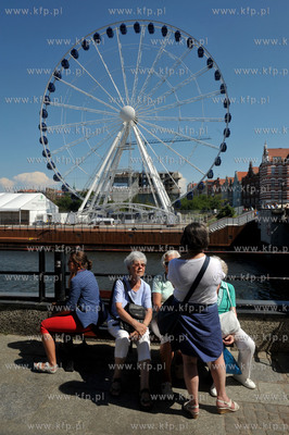 Wielkie kolo widokowe stanelo na Wyspie Spichrzow w...