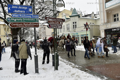 Orszak Trzech Króli w Sopocie. Przemarsz ul. Bohaterow...