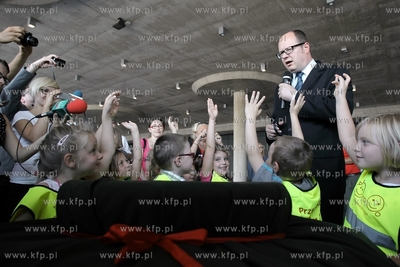 Przed stadionem pilkarskim PGE Arena odslonieto jej...