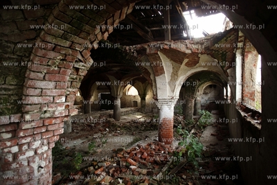Ruina zabytkowej stajni barokowo _ klasycystycznego...