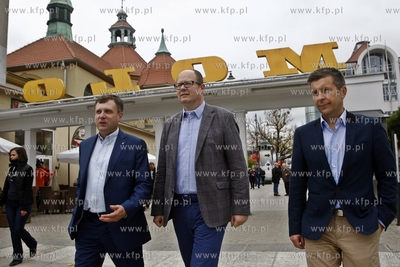 Sopot. Spacer prezydentow Gdanska Pawla Adamowicza...